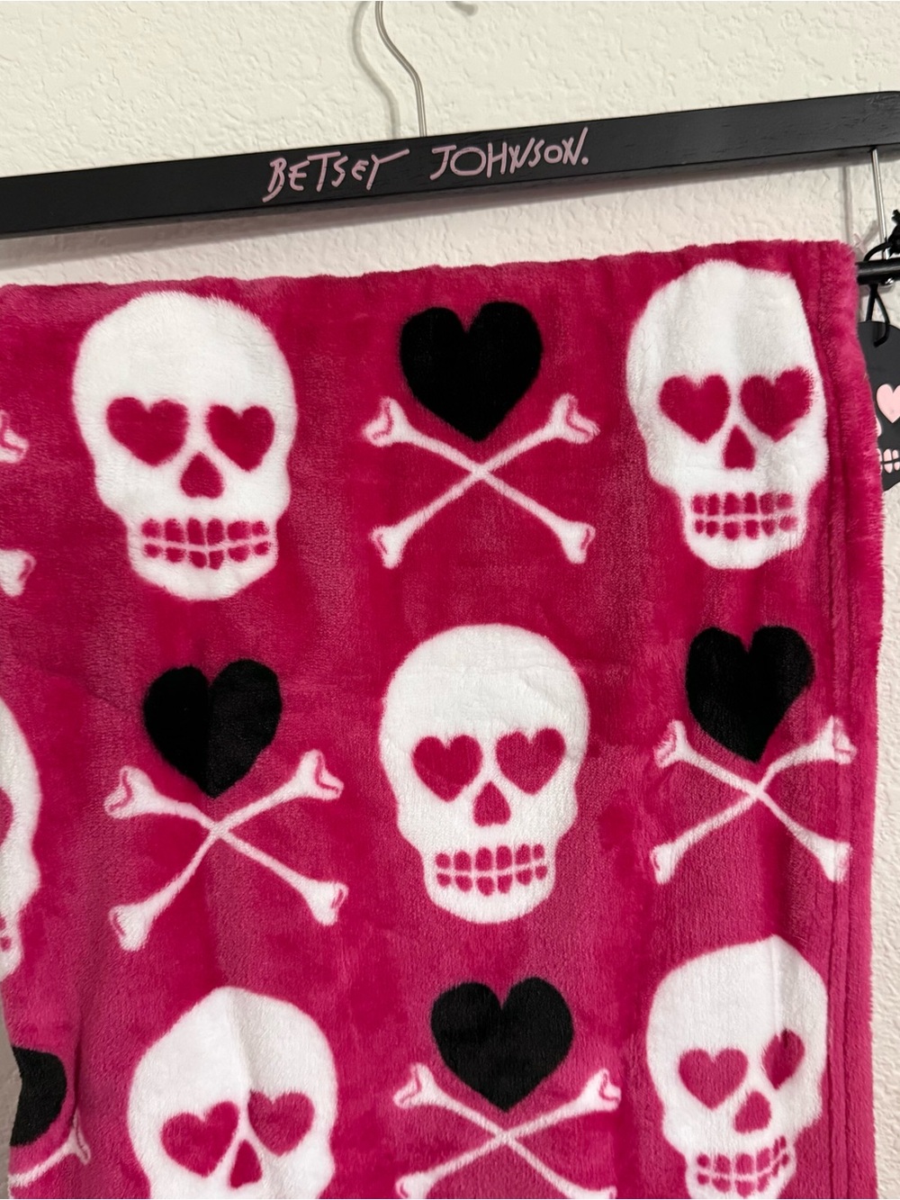 Betsy Johnson pink skull crossbones ultra soft plush throw blanket